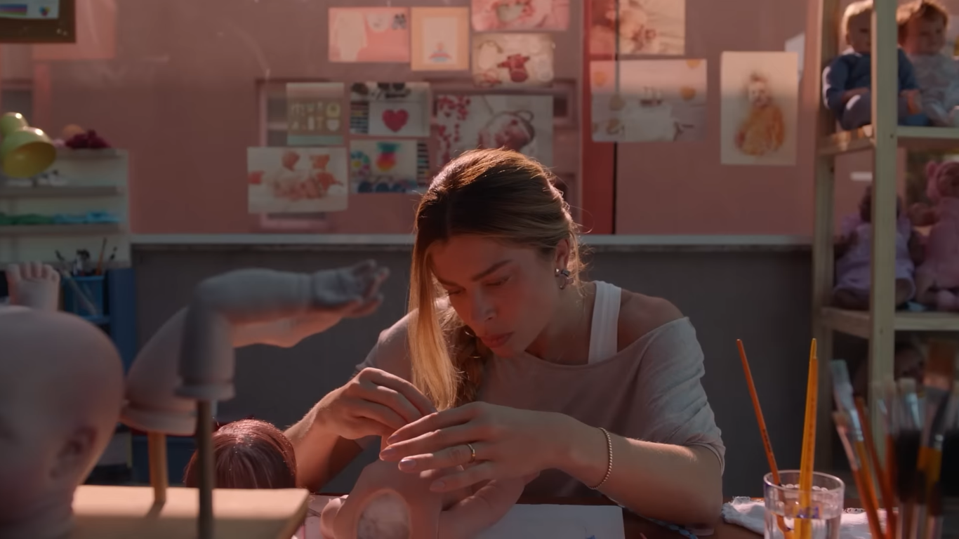 Grazi Massafera interpreta mulher que faz bebês reborn para vender