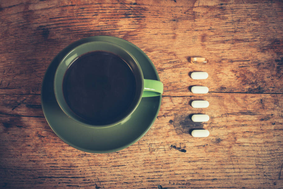 A cafeína pode afetar a eficácia de medicamentos e aumentar o risco de efeitos colaterais ao interagir com remédios comuns
